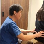 坐骨神経痛を施術する松本先生